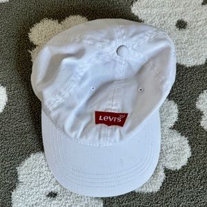 Levi’s baseball cap in white